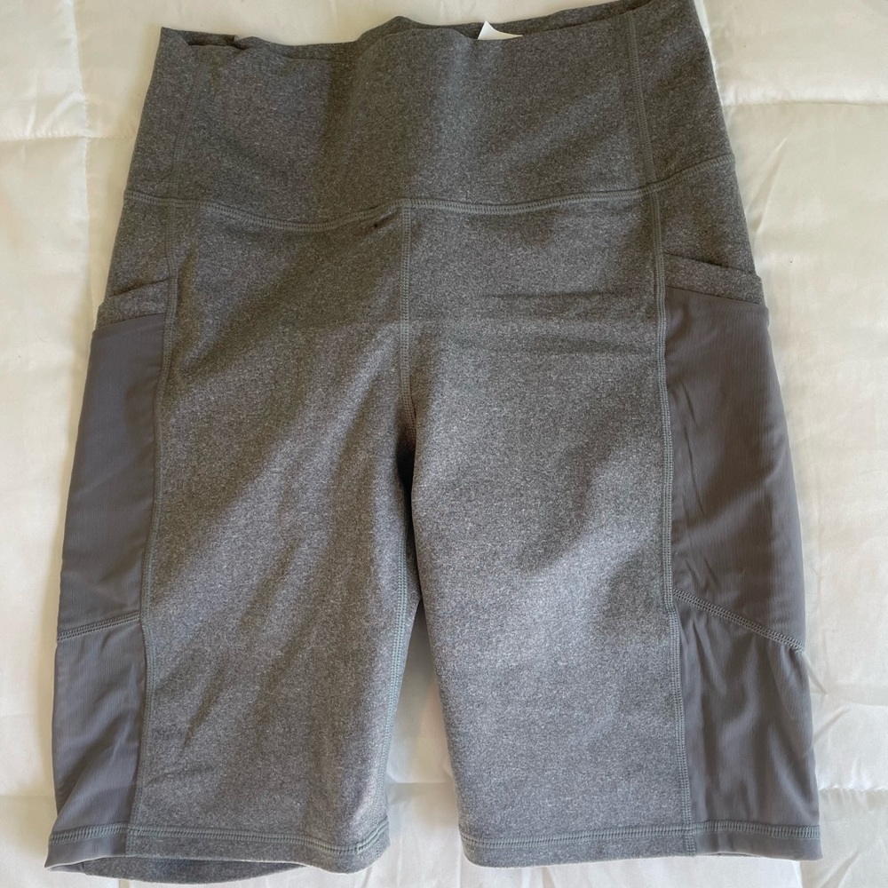 Fabletics on the go performance hold high waist 9” short medium Gray